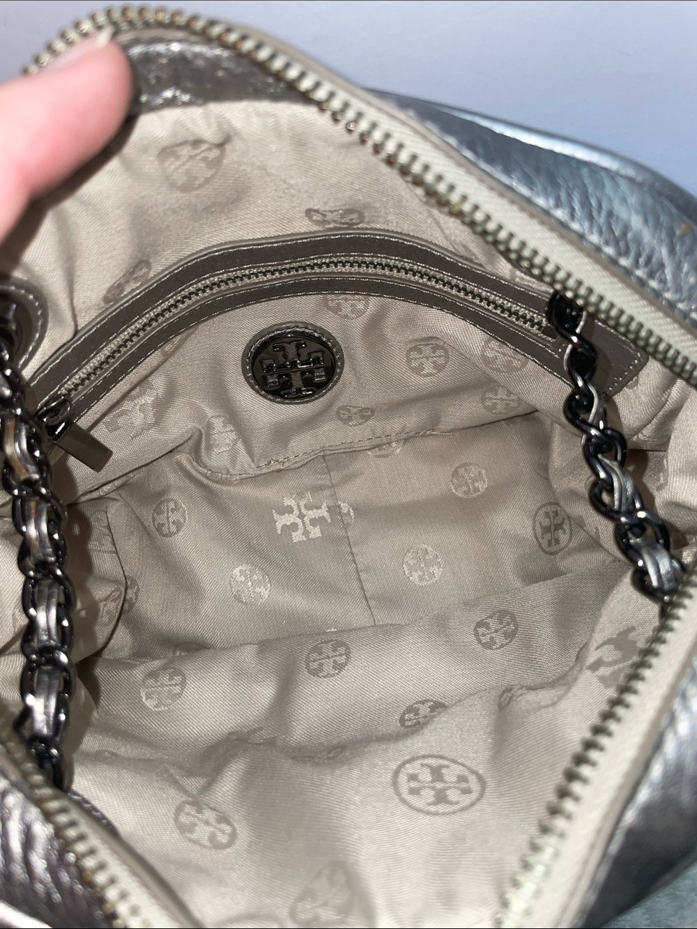 Tory Burch ‘Thea’ Metallic Leather Crossbody - Picture 13 of 16
